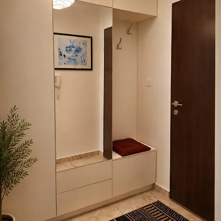 Modern New Miss T I Free Parking I Great Location דירה
